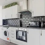 Boutique Vertigo Apartment Central Kingston/London