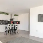 Boutique Vertigo Apartment Central Kingston/London